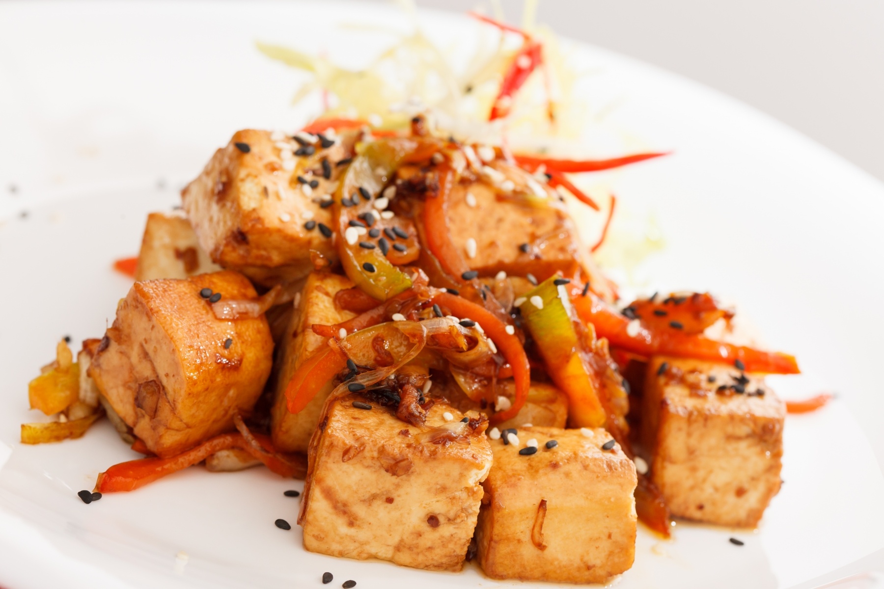 Нарезанный тофу. Состав сыра тофу. Тофу япония. Сыр тофу можно в пост. Жареный копченый тофу.